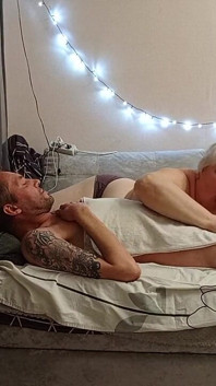 Soused dělá hluboké kouření a polyká sperma