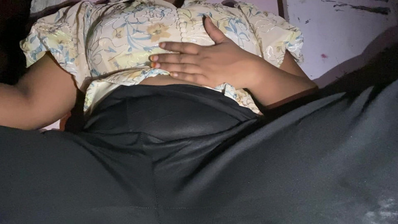 Angoori: Gorakhpuriya Bhauji pokazała swoją przyjaciółkę, wkładając palec w jej cipkę,...