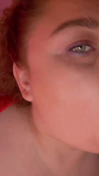 MILF Com Peitos Enormes Fode Ans Esticando Sua Bunda Grande Em Um Vibrador No Banheiro