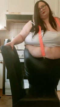 Femeie mare și frumoasă se joacă în bucătărie cu îmbrăcăminte sexy strâmtă, partea 2