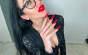 Julia domaina: Ongles rouges brillants, pipe de doigts, lingerie en dentelle noire,...