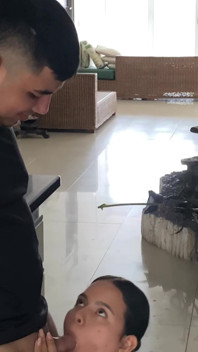 我勾引我的继兄，直到说服他和我发生关系。