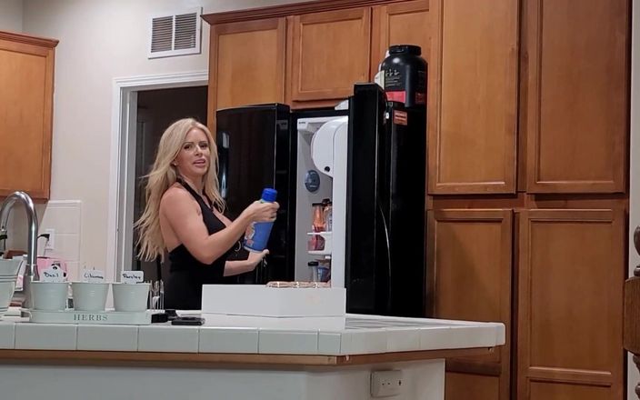 Danielle Renae: あなたのムラムラした隣人があなたを誘惑する