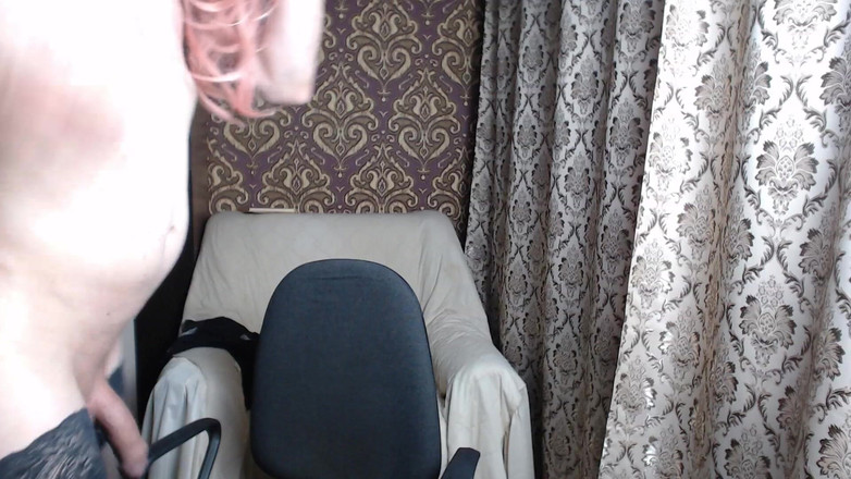 violet_bisex: Гола Повія На Веб-камері Трахає Себе Каблуком Свого Черевика Та Лиже Його