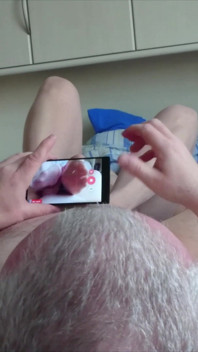 ナイロンの少年としてのパンティーストッキング姿のおばあちゃん