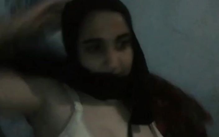 MehwishAly: Moje čůr, když je sama v místnosti