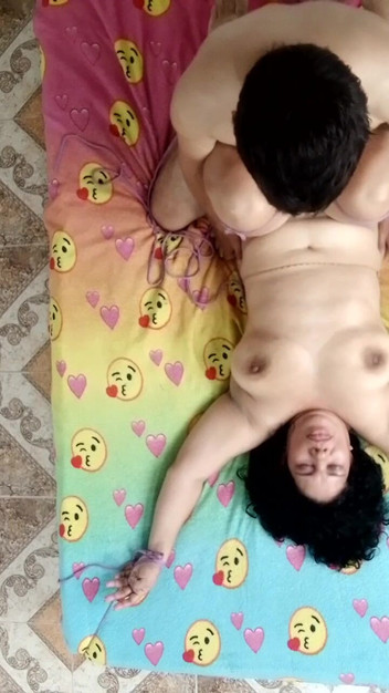 Valkyrieandluigy: Soție delicioasă excitată care suge pula