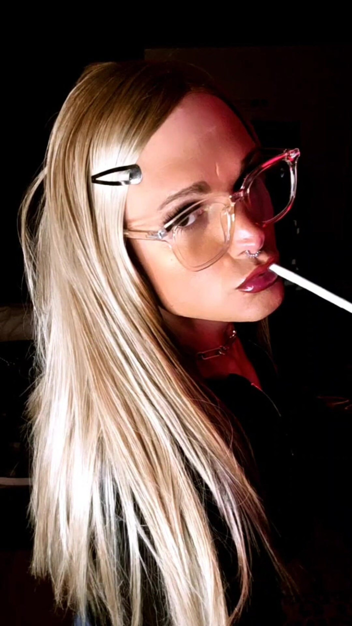 Darkfetish2k: Dålig tjej kylie påkommen med att röka