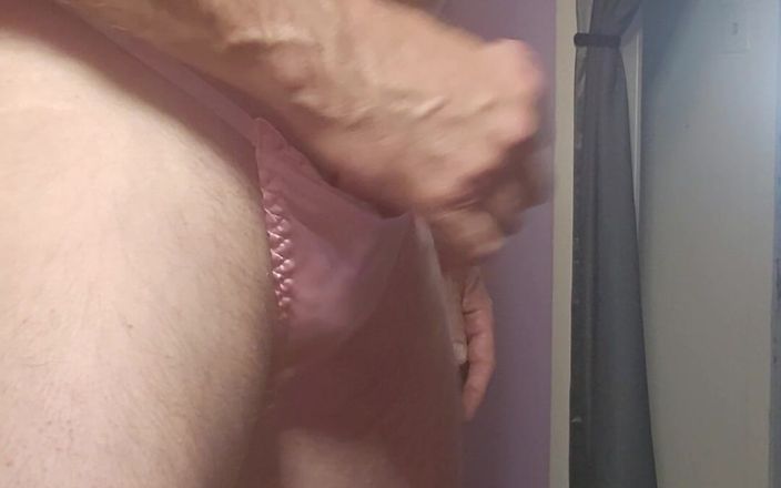 Fantasies in Lingerie: 穿着我的粉色缎面内裤的晨间射精