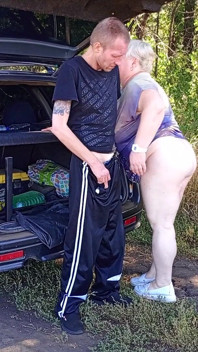 W parku pieprzę mojego sąsiada w jej cipki pieska, a następnie w jej ustach i spust dwa razy w ciągu minuty