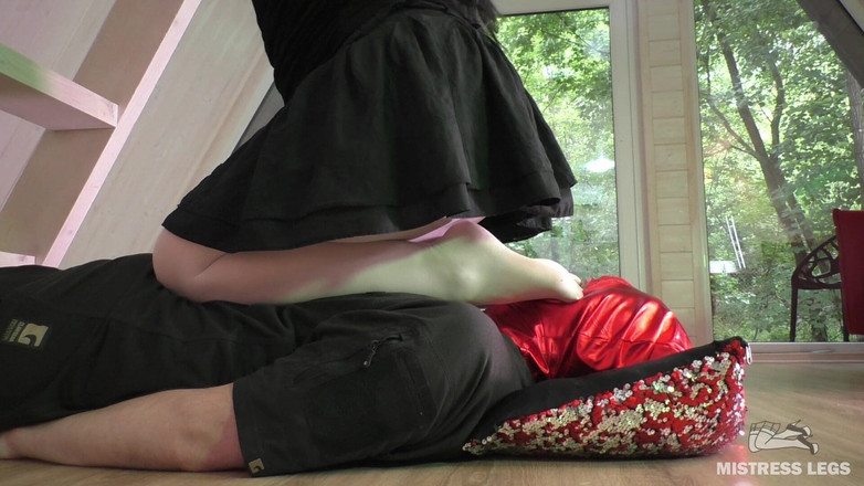 Mistress Legs: Weiße Nylons auf dem gesicht eines Sklaven: Trampling und fußanbetung