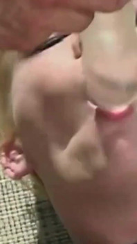 Azgın kız arkadaşlar Aurora Snow ve Trinity James sert bir üçlü seks yapıyor ve sikiliyor.