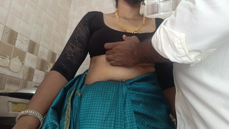 Wonder: La casalinga scopa in cucina