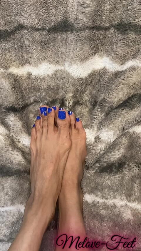 Naelor: Melove mostrando su esmalte de uñas azul en sus pies...