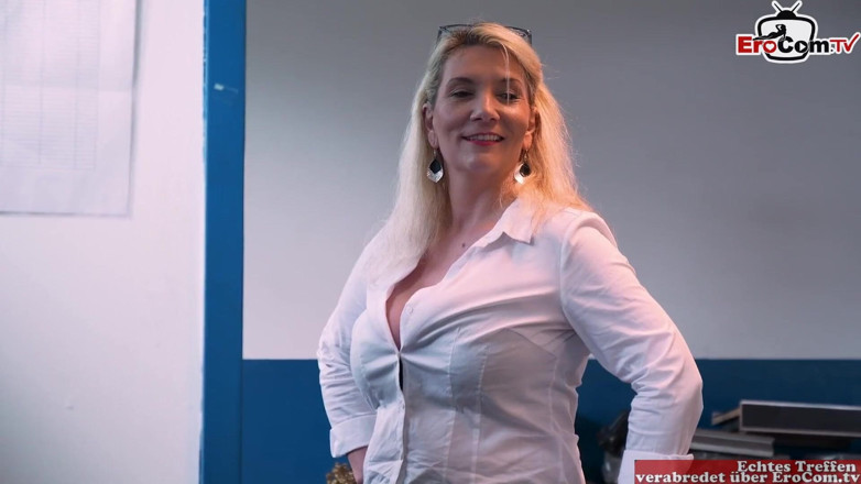 EroCom: Vollbusige blonde milf verführt ihren kollegen für sex bei der...