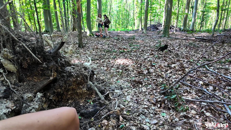 yukinky: Um voyeur na floresta transa com duas vadias