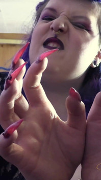 Unhas longas e renda