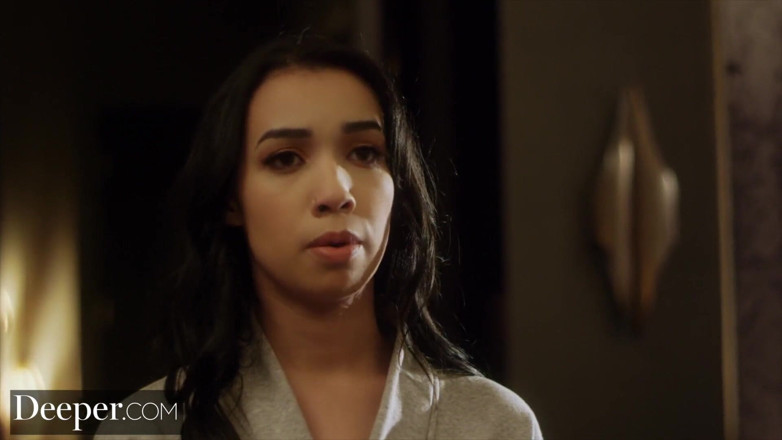 Deeper: Profundo. Inocente Jackie fará de tudo para impressionar Eliza