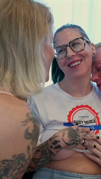 Penetrare dublă sexy în sex în trei