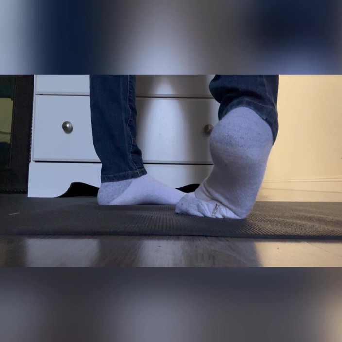 Tan feets: Spor ayakkabılı karışık latin tanfeets giantess n çoraplı ayakkabı çıkarma minik adam...