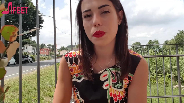 Smokin Fetish: Brunetka Petra kouří své ciggarete venku