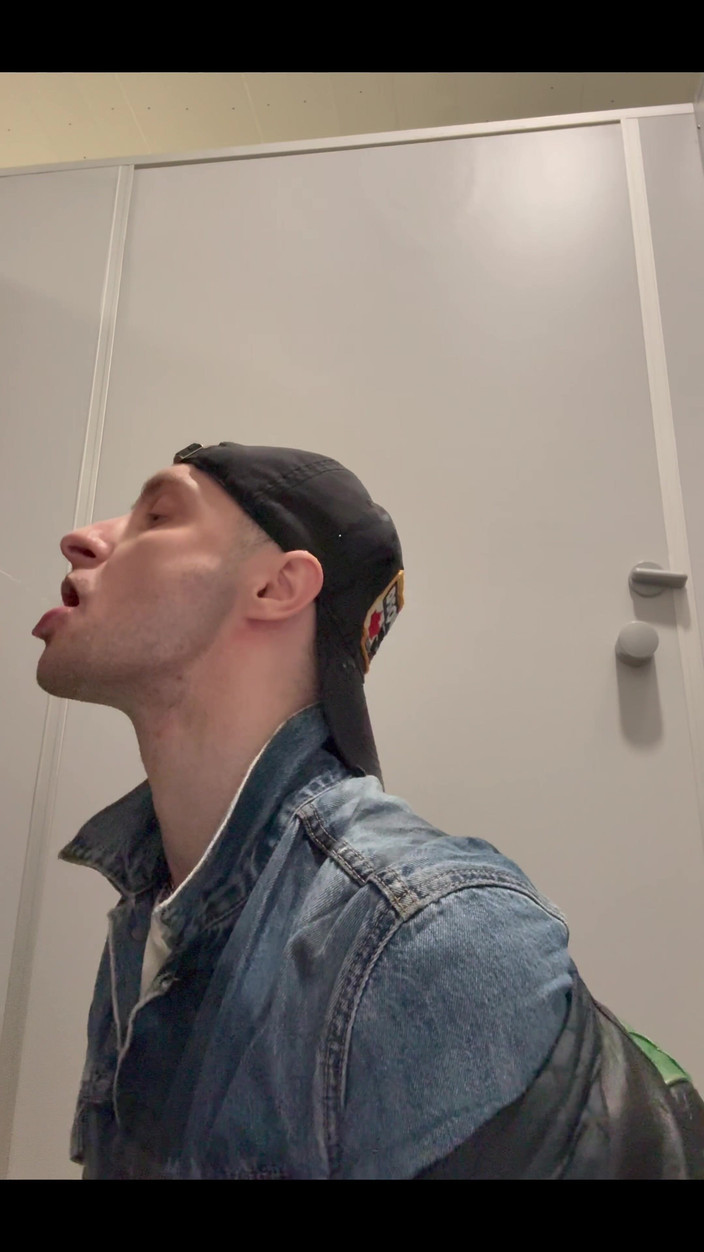 KinkySirius: Skinhead gay Kinkysirius leva um chuveiro dourado em um banheiro...