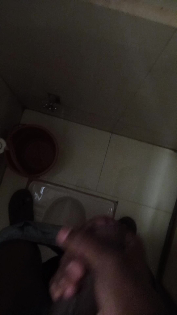 Aniketgod: Desi chlapec si honí na wc masterbet na záchodě