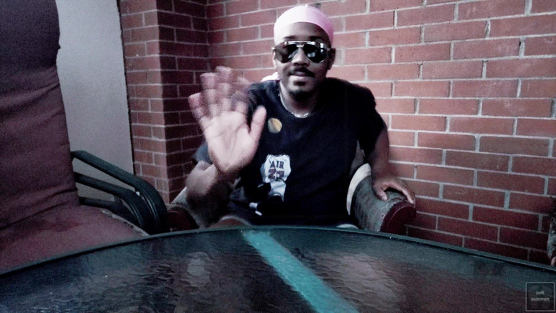 Soft Soleman: Dotýkám se a ukazuji své měkké chodidla v soláriu (2025)