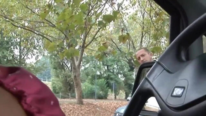 Out Sexxx: Hete brunette in zwarte netkousen opgepikt in een park voor...