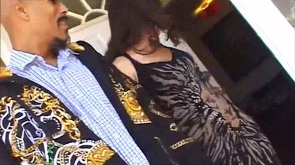 Get Your Fix: Obrovské velké černé péro pouští nálože na brunetčin těsný zadek