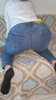 Stinky Farting Queen in Tight Blue Jeans