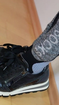 Djärvt &unikt: Svettiga skidstrumpbyxor, sneakers & svarta jeans retas