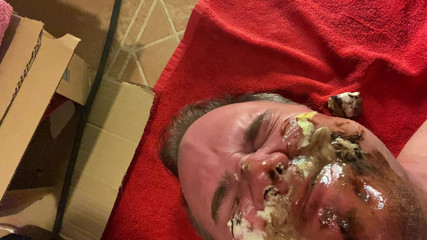 SluttyShanna: Blooper Sezení na obličeji, Jídlo, Chcaní na obličej