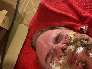SluttyShanna: Blooper Siadanie na twarzy, Jedzenie, Sikanie w twarz