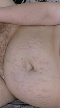 La moglie milf sposata si masturba la figa pelosa con un enorme dildo - Mari lattea