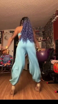 Prinzessin Tsjade stripdance im halloween-kostüm