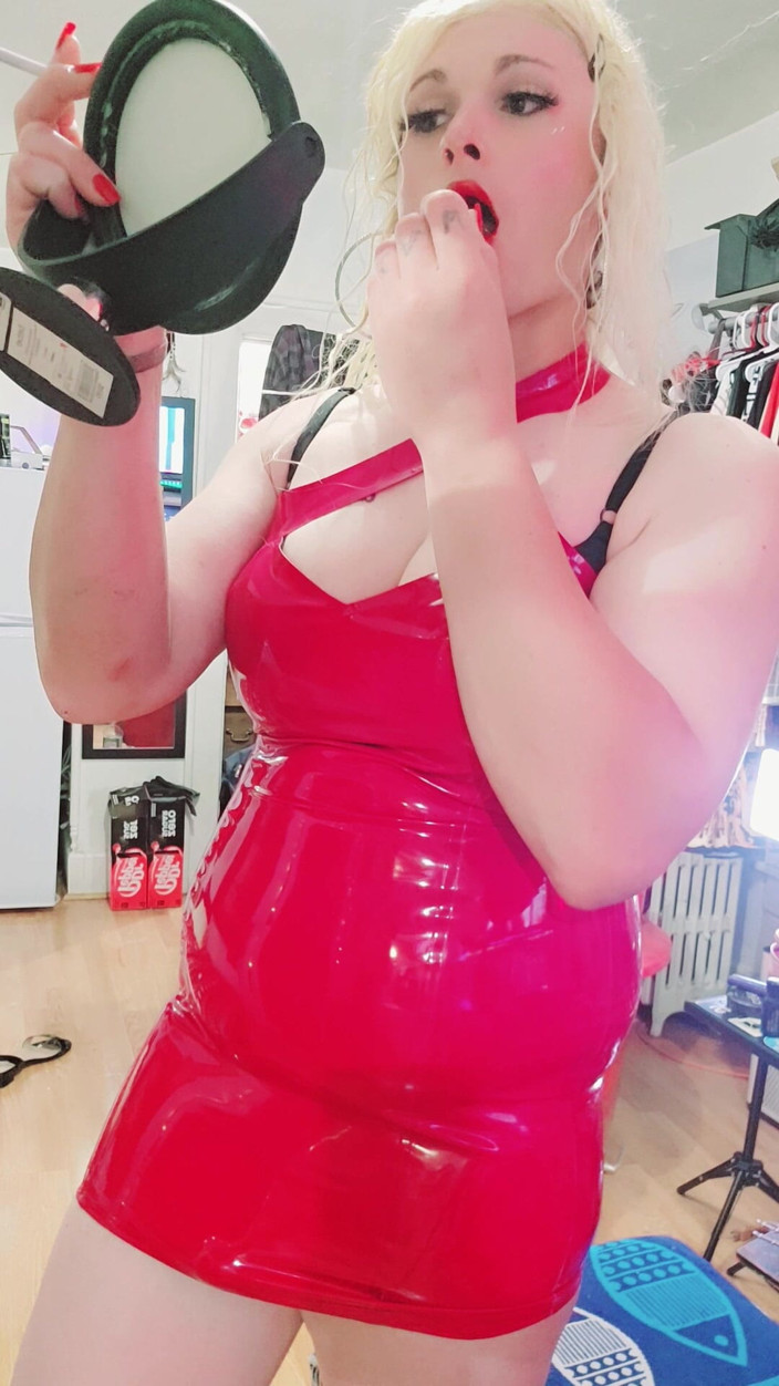Darkfetish2k: Quente látex fumando Kylie Rey