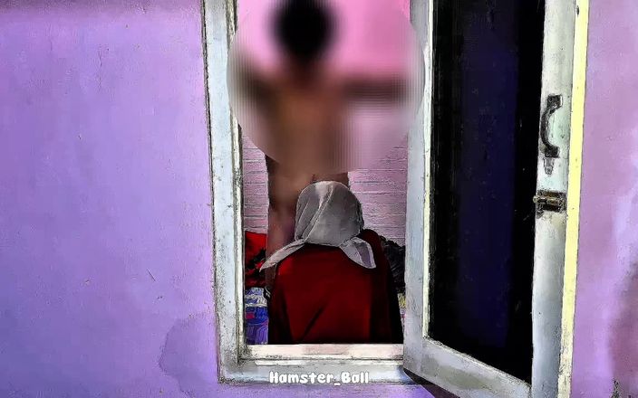Hamster_Ball: Hampir kepergok sama tetangga sendiri! Tante seksi berhijab lagi asik...