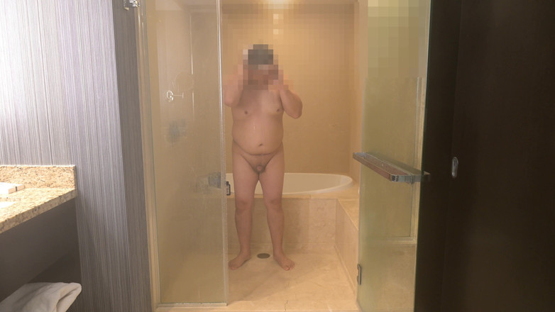 Azn Dad Man: Un papa asiatique se déshabille, prend une douche torride et...