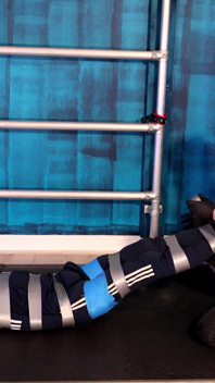 Svázaná a bojující v bondage na pásku (4k)