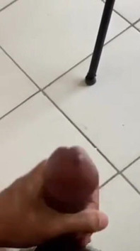 カメラマンは次のモデルを待っていて、スタジオの真ん中で1つをヒットすることにしました