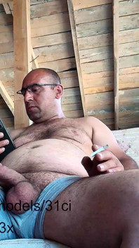 Отчим ведет живой стриминг и, наконец, эякулирует.