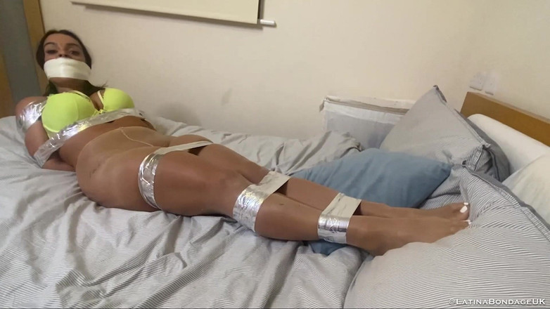 Latina Fetish: Pita latina cantik terikat dan pita balut disedak untuk keseronokan...