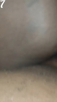 Po obejrzeniu porno z moim chłopakiem byłem tak napalony, że musiałem jeździć jego czarnym kutasem na mojej mokrej cipce