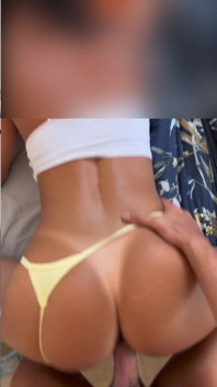 義理の妹の尻を突くと、彼女はそれを喜んでくれます