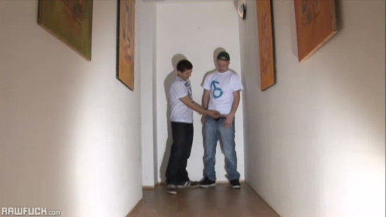 Raw Fuck: Napalony Cocksucker przyjmuje dwa grube kutasy