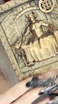 Lekce démonologie: skutečná černá magická čarodějnice vás učí uctívat Satana a velké démony!