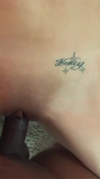 Vídeo interracial com Dawn Iris uma puta asiática com pequenos peitos naturais e cabelos castanhos quer um BBC e bebe porra