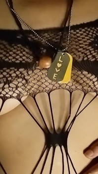 Une bhabhi desi s’amuse avec sa chatte mature poilue et poilue