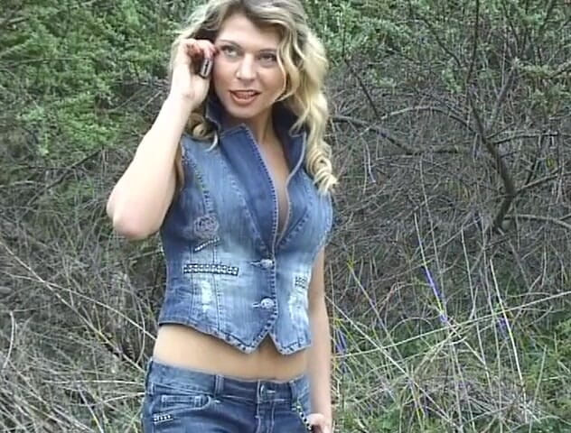Flash Model Amateurs: Ateşli sarışın piliçten açık havada şehvetli sahne